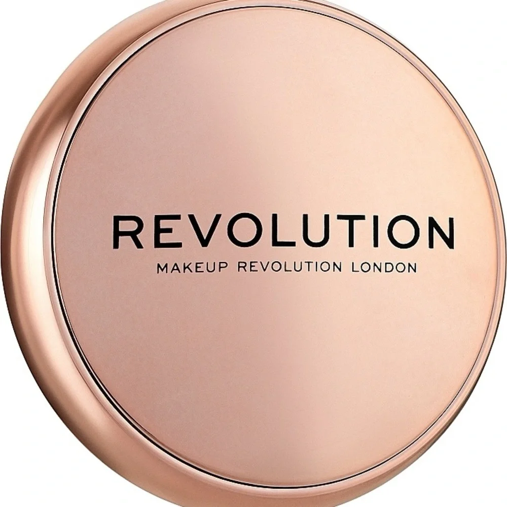 ❄️ Makeup Revolution | Satin Matte Powder Foundation Conceal & Define P14.7